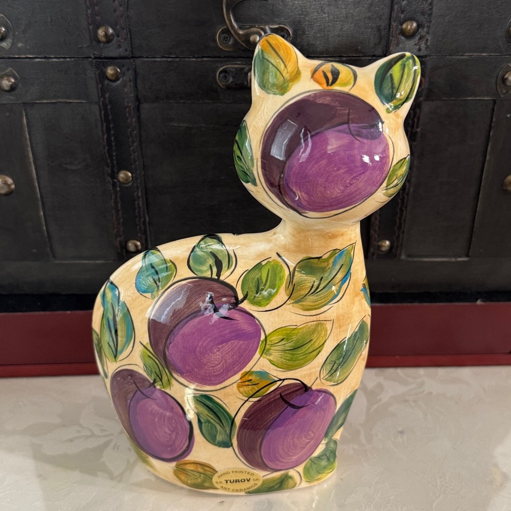 TUROV Art Ceramics Cat 9” Figurine Hand Painted Fruit Plum Signed - Picture 4 of 6